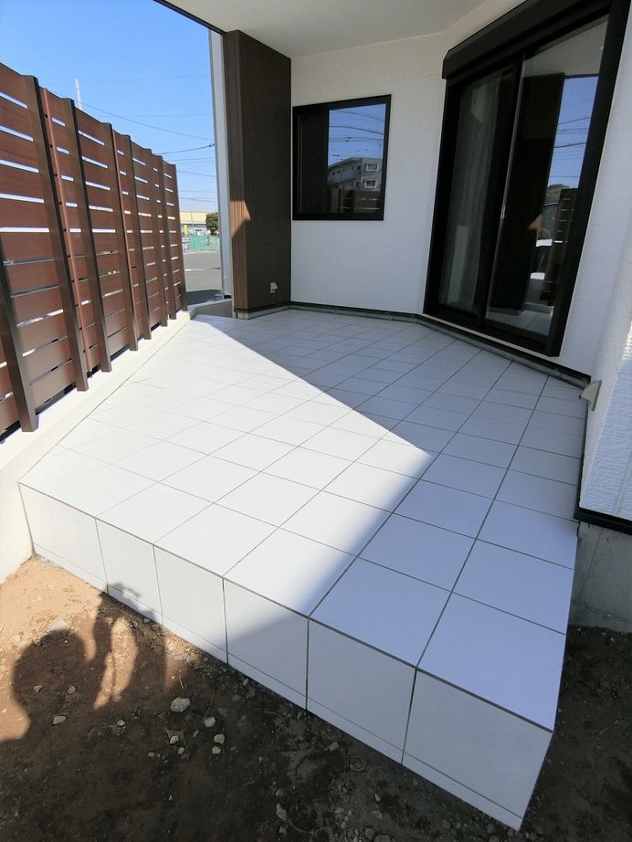 桔梗企画設計 【桶川市/4LDK/31.99坪】 高天井で解放感のあるリビングと日当たりの良いテラスの建築実例画像7