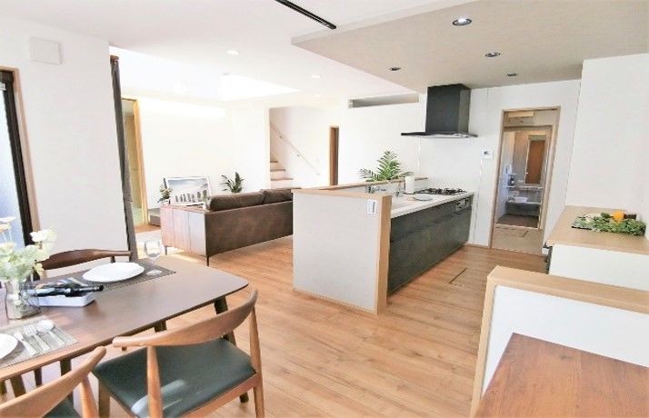 桔梗企画設計 【上尾市/4LDK/33坪】開放感あふれるLDKの吹き抜けに回遊できる家事ラク動線を叶えた住まいの建築実例画像2