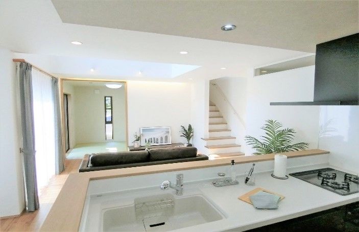 桔梗企画設計 【上尾市/4LDK/33坪】開放感あふれるLDKの吹き抜けに回遊できる家事ラク動線を叶えた住まいの建築実例画像3