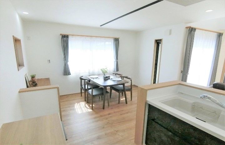 桔梗企画設計 【上尾市/4LDK/33坪】開放感あふれるLDKの吹き抜けに回遊できる家事ラク動線を叶えた住まいの建築実例画像4