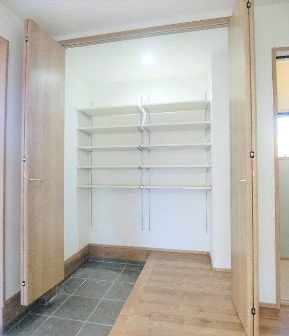 桔梗企画設計 【上尾市/4LDK/33坪】開放感あふれるLDKの吹き抜けに回遊できる家事ラク動線を叶えた住まいの建築実例画像10