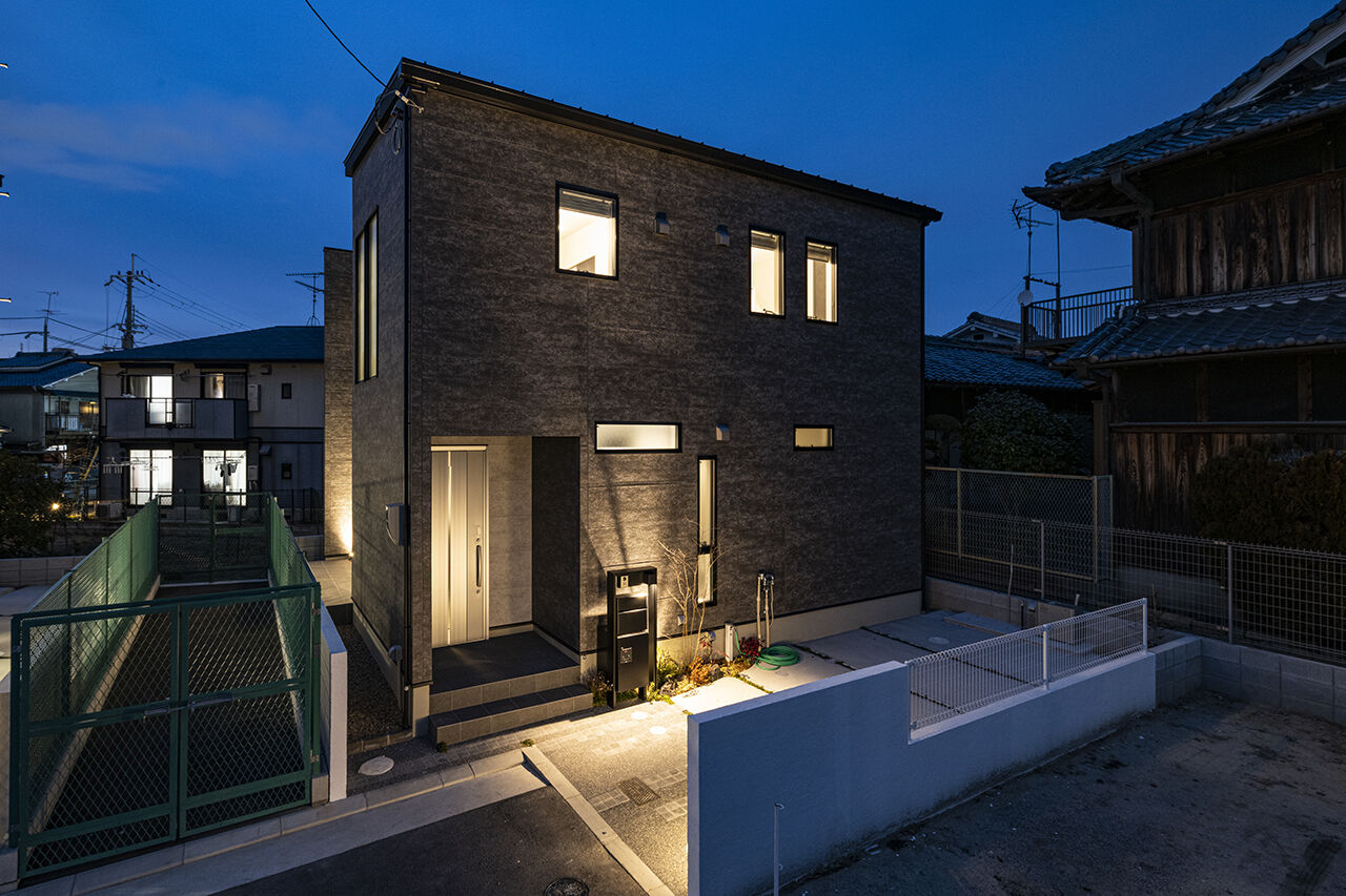 御浜住宅グループ（御浜建設） 枚方市｜2000万円台｜30坪以下｜間取り図｜ライトコートから光がたっぷり。開放感のあるシンプルモダンな家の建築実例画像2