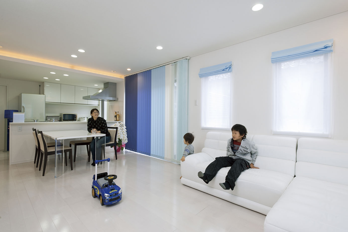 近藤建設 【2000万円台/40坪台/バルコニー/収納】車2台を駐車できるシンプルモダンな箱型のビルトインガレージハウスの建築実例画像3