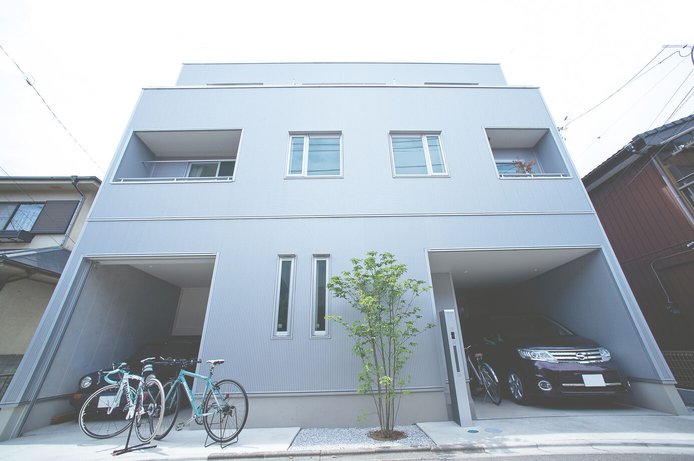 近藤建設 【30坪台/車2台/趣味部屋】一級建築士の施主も満足！寝室から愛車を眺める3階建てビルトインガレージハウスの建築実例画像2