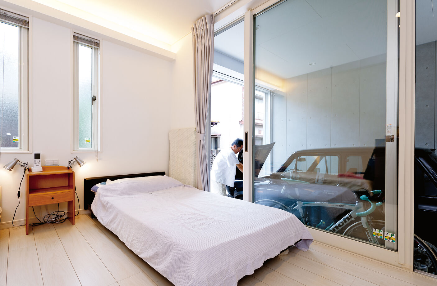 近藤建設 【30坪台/車2台/趣味部屋】一級建築士の施主も満足！寝室から愛車を眺める3階建てビルトインガレージハウスの建築実例画像3