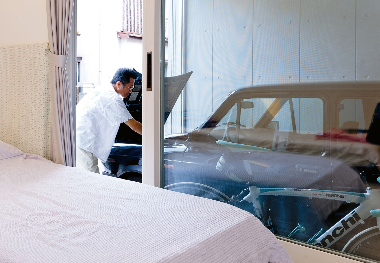 近藤建設 【30坪台/車2台/趣味部屋】一級建築士の施主も満足！寝室から愛車を眺める3階建てビルトインガレージハウスの建築実例画像4