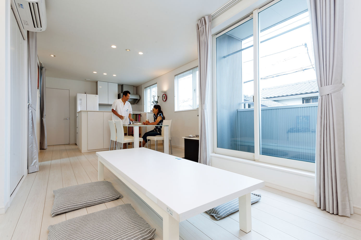 近藤建設 【30坪台/車2台/趣味部屋】一級建築士の施主も満足！寝室から愛車を眺める3階建てビルトインガレージハウスの建築実例画像5