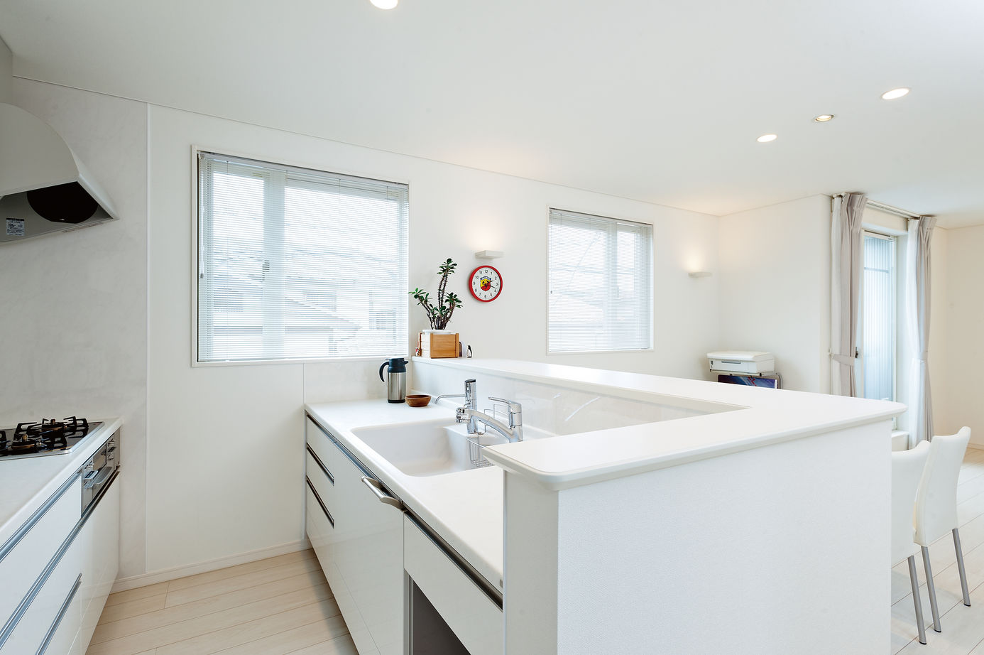 近藤建設 【30坪台/車2台/趣味部屋】一級建築士の施主も満足！寝室から愛車を眺める3階建てビルトインガレージハウスの建築実例画像6