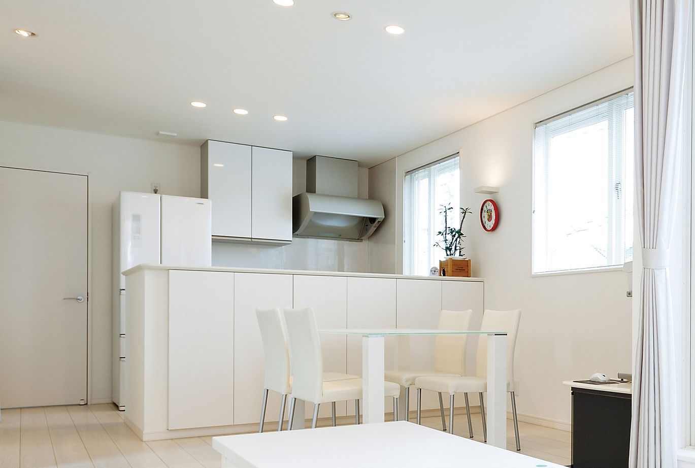 近藤建設 【30坪台/車2台/趣味部屋】一級建築士の施主も満足！寝室から愛車を眺める3階建てビルトインガレージハウスの建築実例画像7