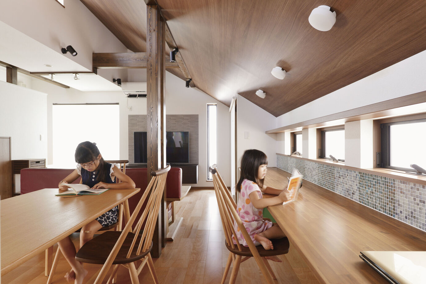 近藤建設 【1000万円台/30坪台/屋上/間取り図】斜線制限を利用した木目調の勾配天井。2階リビングにブランコのある家の建築実例画像2