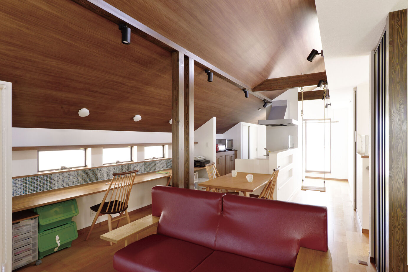 近藤建設 【1000万円台/30坪台/屋上/間取り図】斜線制限を利用した木目調の勾配天井。2階リビングにブランコのある家の建築実例画像3