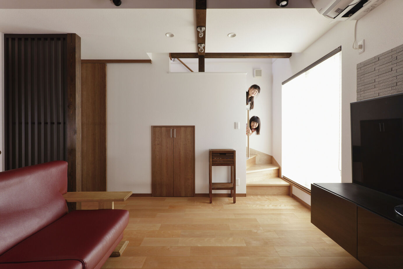 近藤建設 【1000万円台/30坪台/屋上/間取り図】斜線制限を利用した木目調の勾配天井。2階リビングにブランコのある家の建築実例画像4