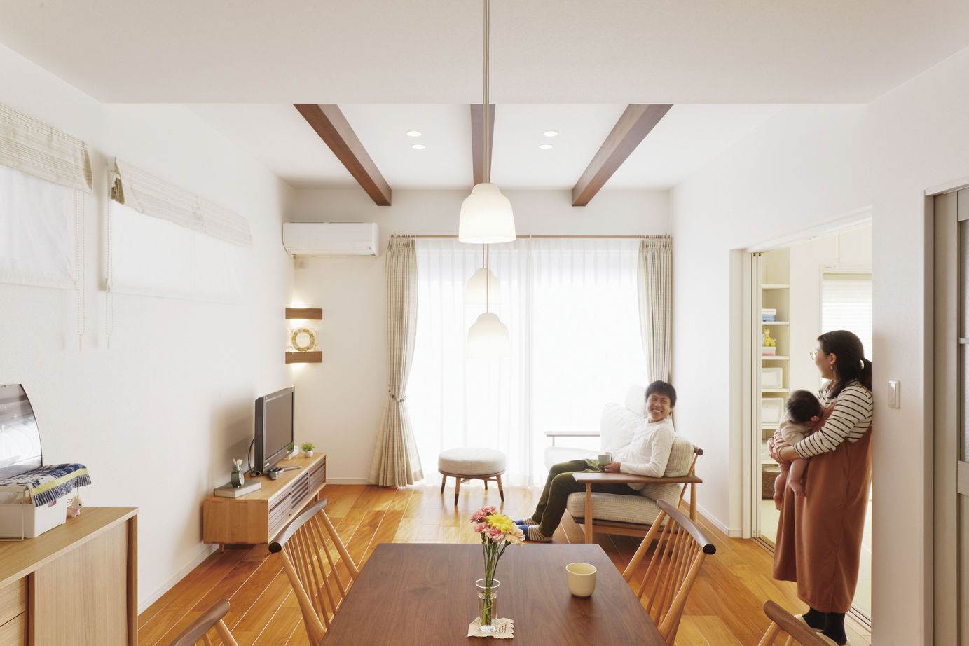 近藤建設 【1000万円台/30坪台/家事動線/間取り図】高天井で明るい北欧テイストのナチュラル内装と和モダン外観の家の建築実例画像3