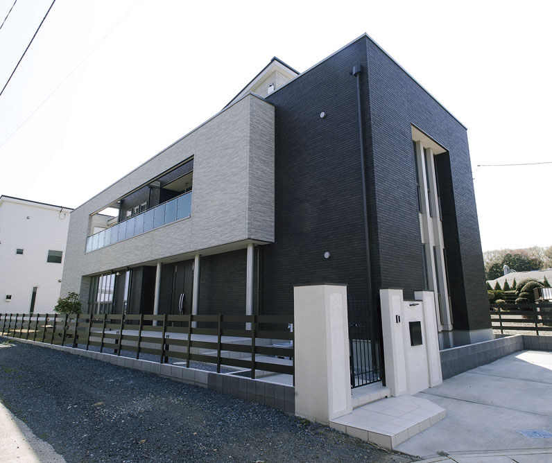 近藤建設 【60坪台/吹き抜け/1階完結型/土地探し】プライベートな多目的バルコニーや約30畳のLDKがある四角い家の建築実例画像1