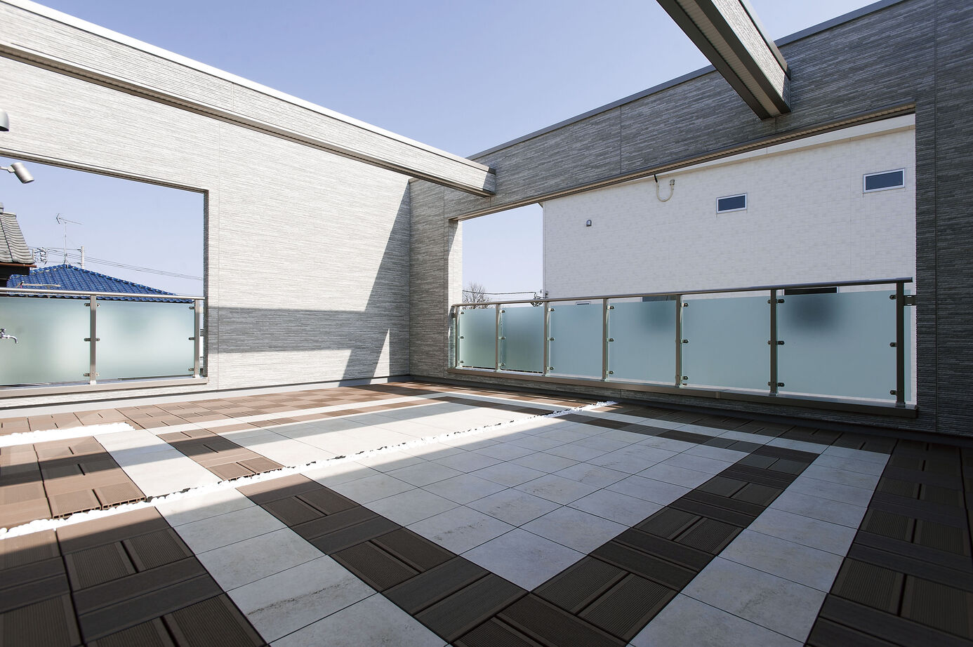 近藤建設 【60坪台/吹き抜け/1階完結型/土地探し】プライベートな多目的バルコニーや約30畳のLDKがある四角い家の建築実例画像2