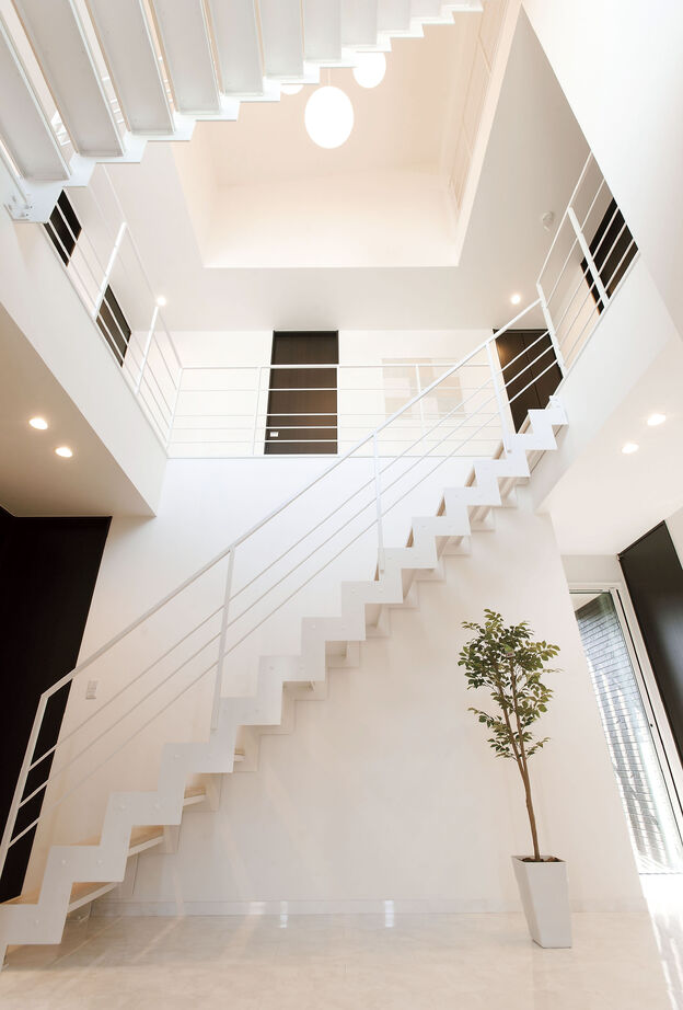 近藤建設 【60坪台/吹き抜け/1階完結型/土地探し】プライベートな多目的バルコニーや約30畳のLDKがある四角い家の建築実例画像3