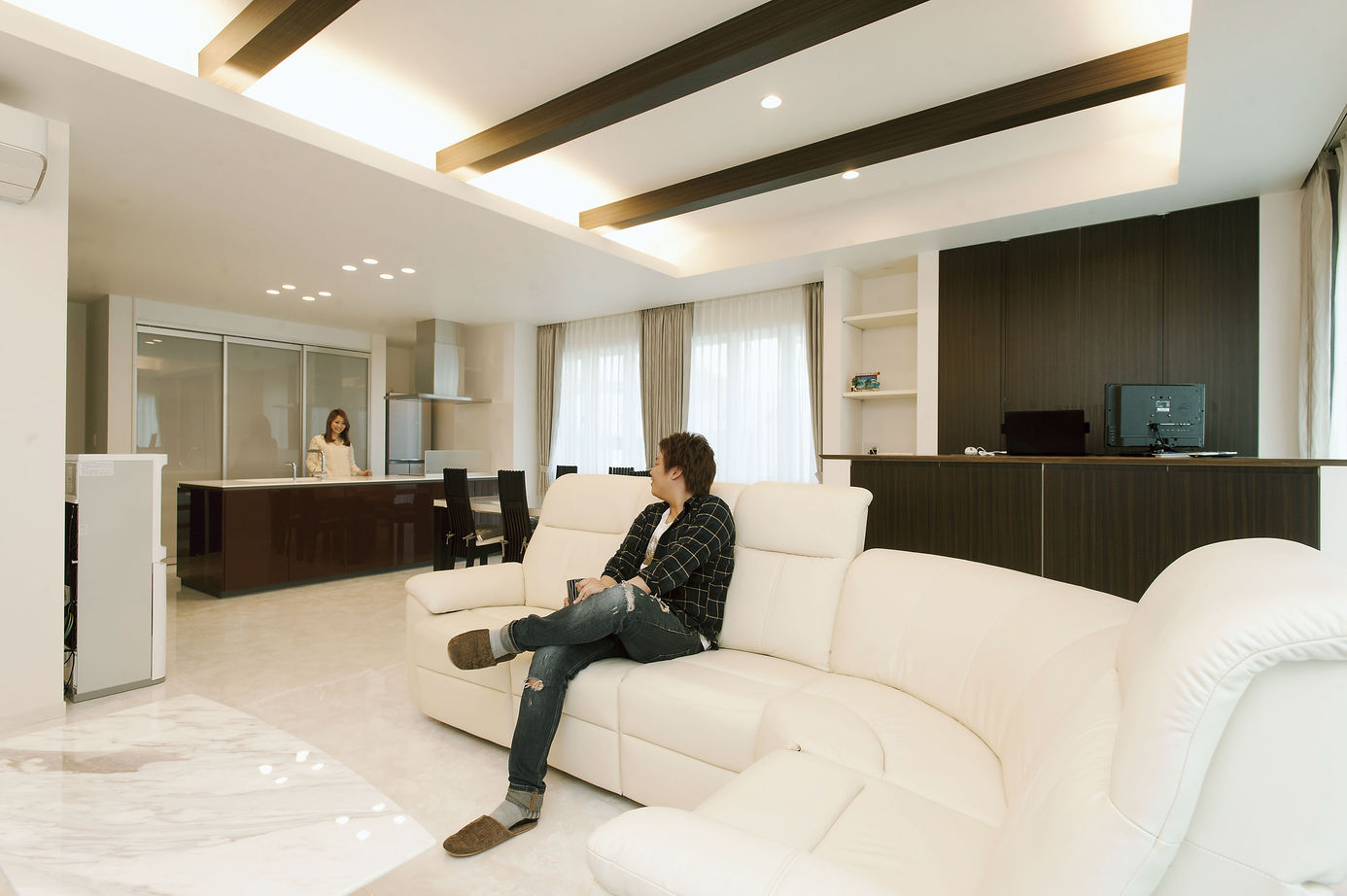 近藤建設 【60坪台/吹き抜け/1階完結型/土地探し】プライベートな多目的バルコニーや約30畳のLDKがある四角い家の建築実例画像4