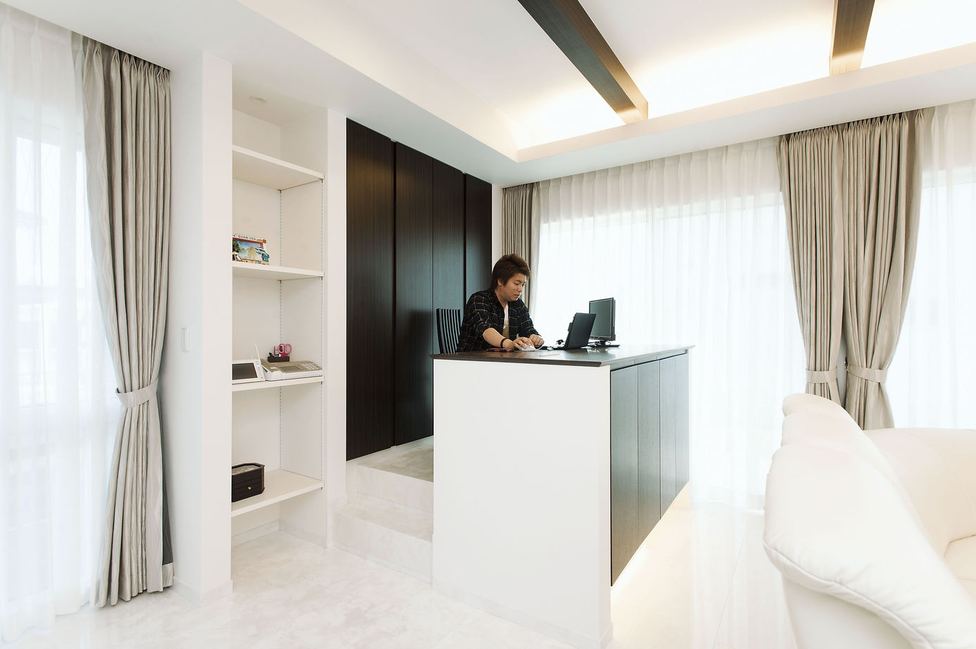 近藤建設 【60坪台/吹き抜け/1階完結型/土地探し】プライベートな多目的バルコニーや約30畳のLDKがある四角い家の建築実例画像5