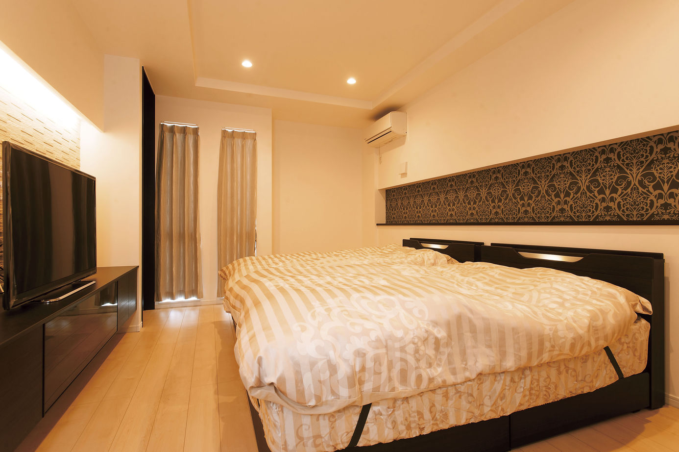 近藤建設 【60坪台/吹き抜け/1階完結型/土地探し】プライベートな多目的バルコニーや約30畳のLDKがある四角い家の建築実例画像6