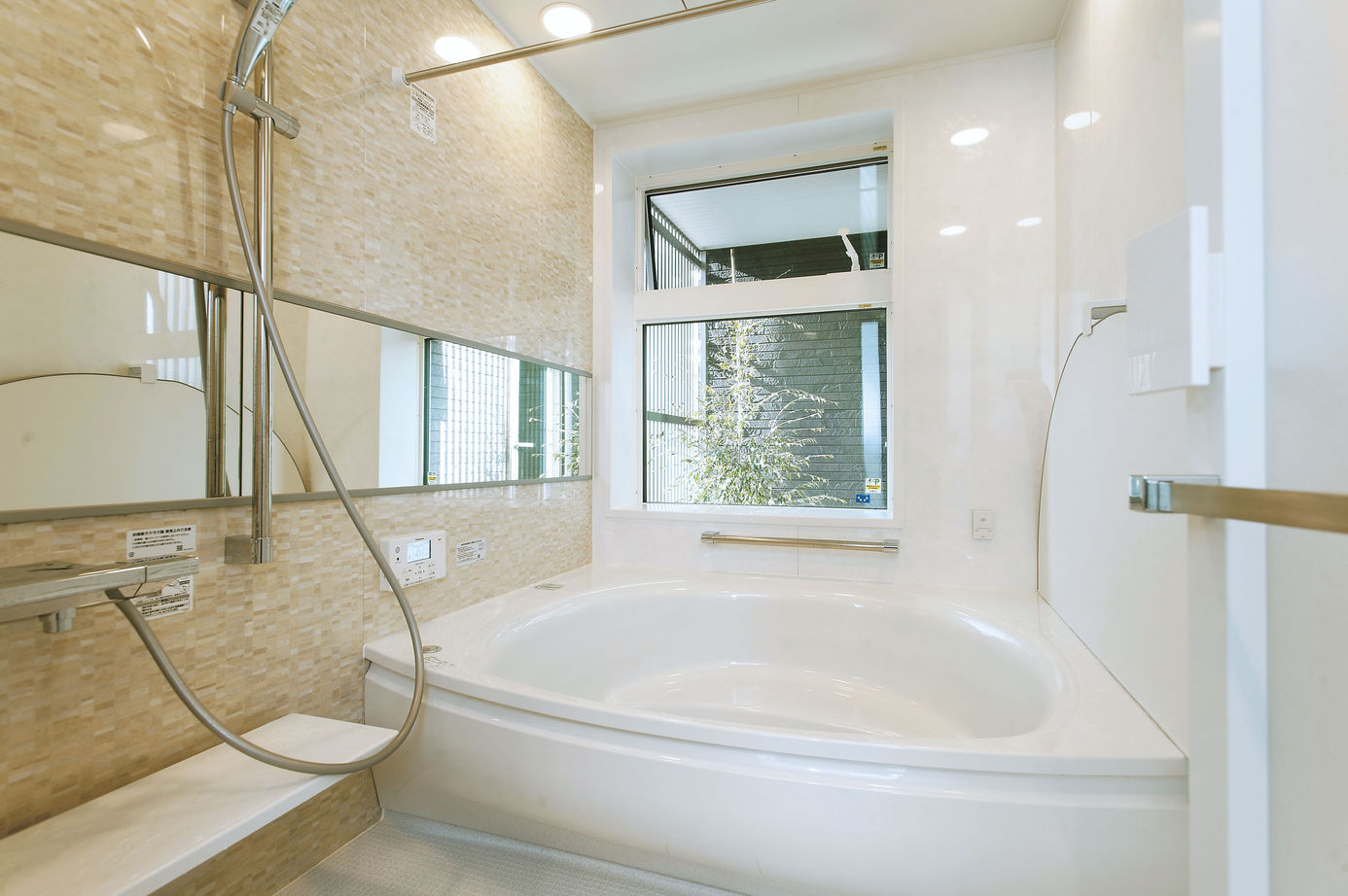 近藤建設 【60坪台/吹き抜け/1階完結型/土地探し】プライベートな多目的バルコニーや約30畳のLDKがある四角い家の建築実例画像7