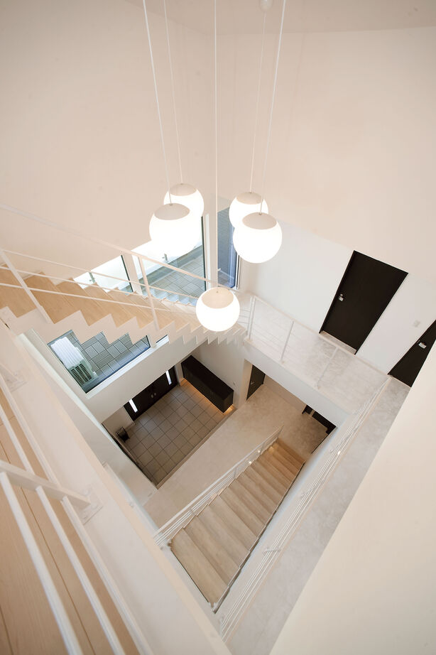 近藤建設 【60坪台/吹き抜け/1階完結型/土地探し】プライベートな多目的バルコニーや約30畳のLDKがある四角い家の建築実例画像9