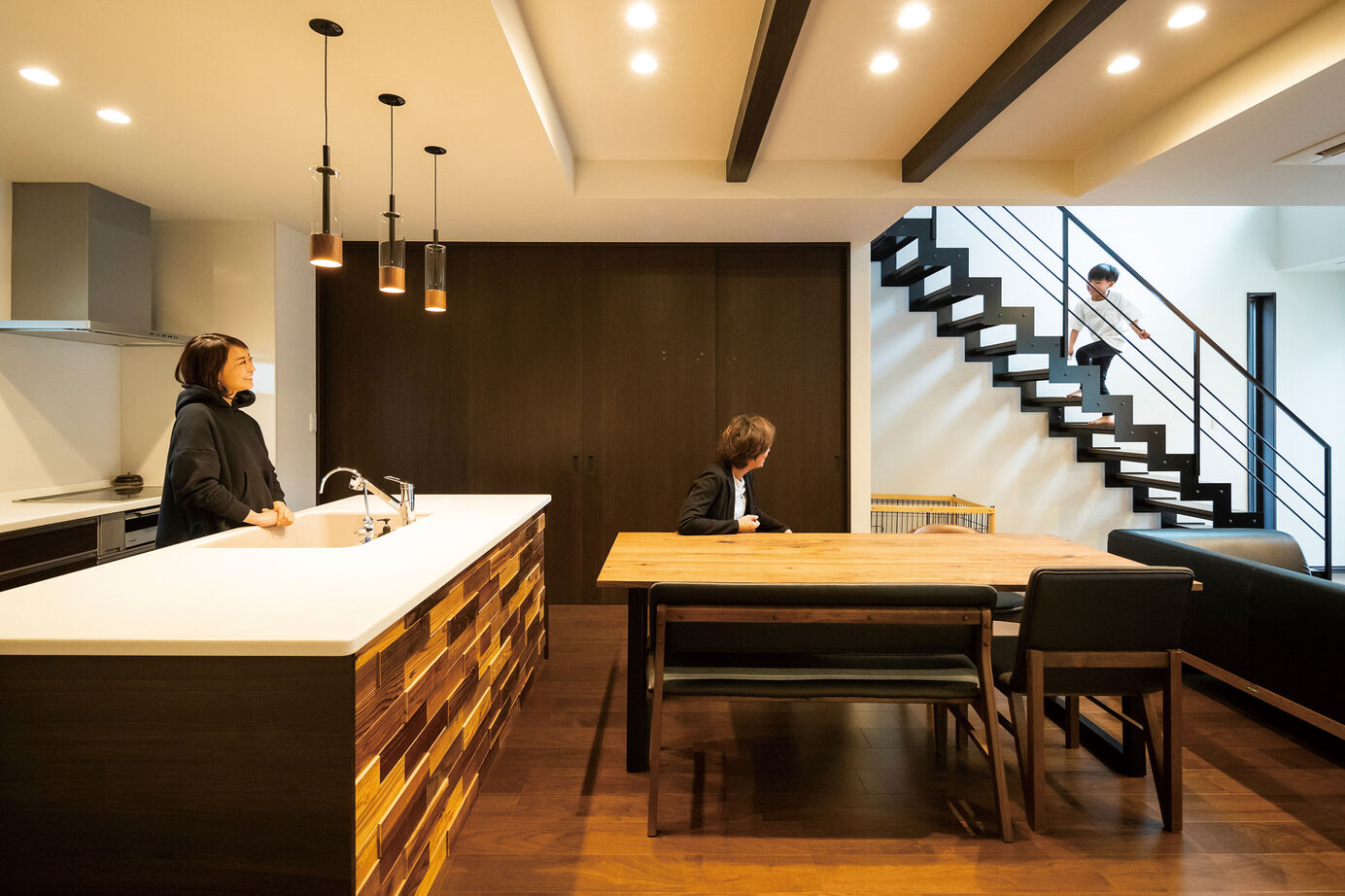 近藤建設 【3000万円/40坪台/吹き抜け/間取り図】生活感は2階に、家事動線にも配慮したアジアンリゾートテイストの家の建築実例画像2