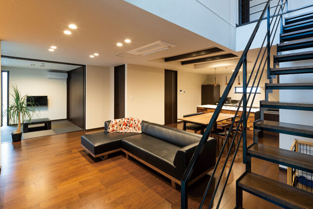 近藤建設 【3000万円/40坪台/吹き抜け/間取り図】生活感は2階に、家事動線にも配慮したアジアンリゾートテイストの家の建築実例画像3