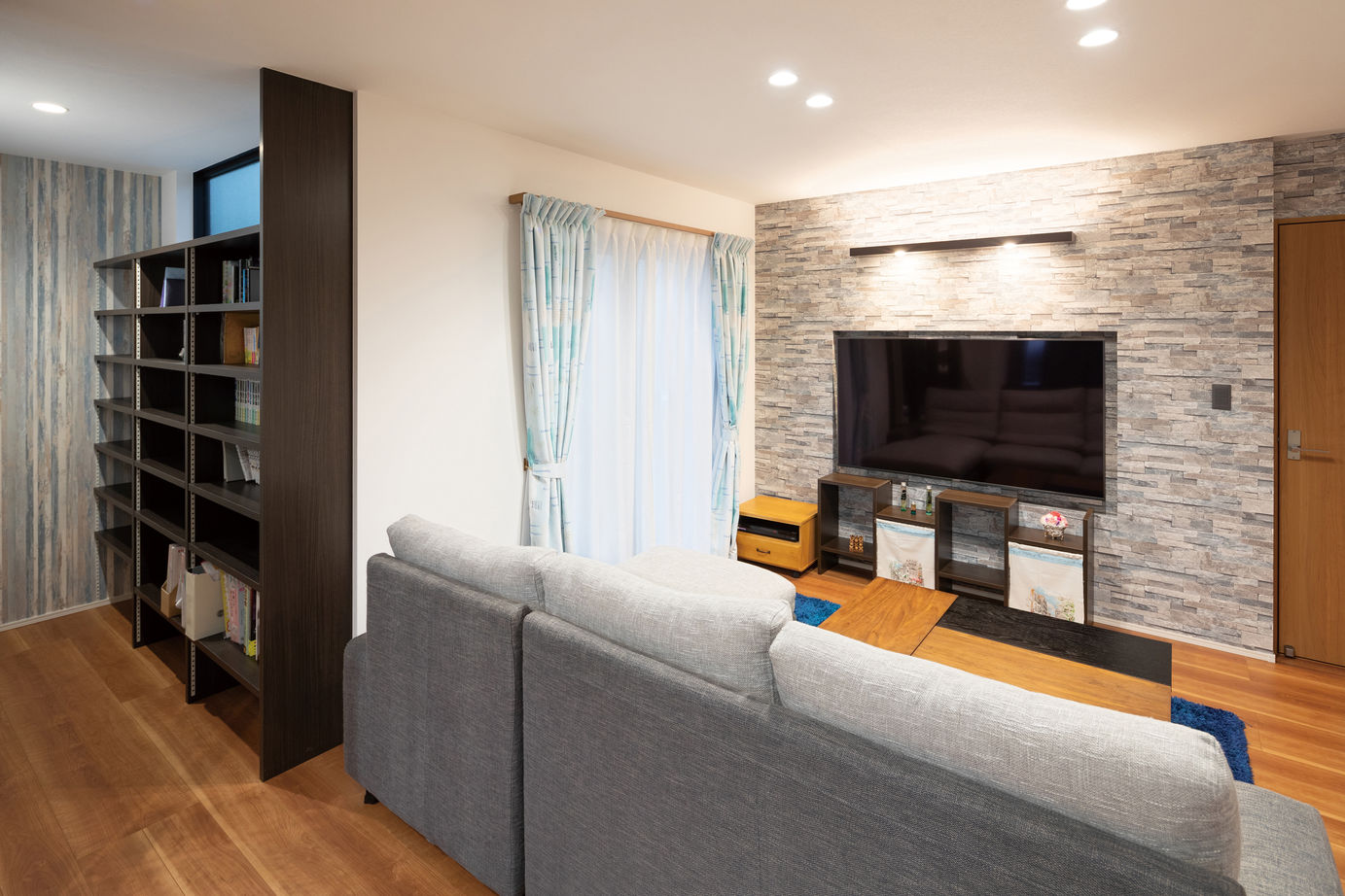 近藤建設 【1000万円台/30坪台/間取り図】奥行が広く雨に濡れないインナーバルコニー。広々リビングに本棚のある家の建築実例画像2