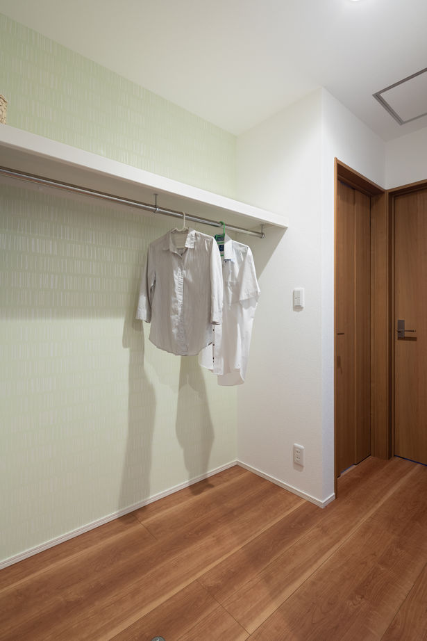 近藤建設 【1000万円台/30坪台/間取り図】奥行が広く雨に濡れないインナーバルコニー。広々リビングに本棚のある家の建築実例画像10