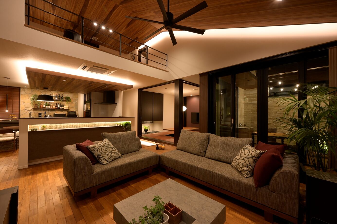 近藤建設 【4500万円～/50坪台/スキップフロア/ロフト】リゾートの寛ぎを自邸で。自然素材を贅沢に使った重厚な家の建築実例画像2