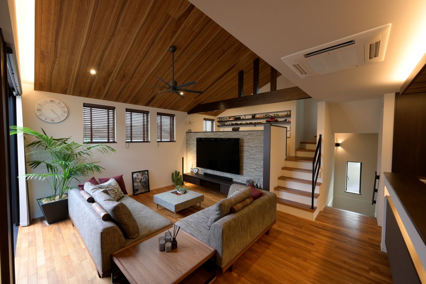 近藤建設 【4500万円～/50坪台/スキップフロア/ロフト】リゾートの寛ぎを自邸で。自然素材を贅沢に使った重厚な家の建築実例画像3