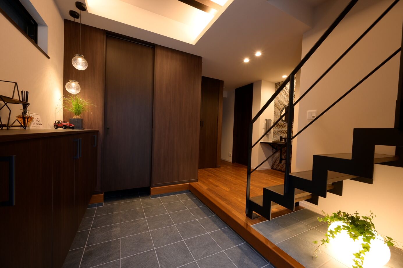 近藤建設 【4500万円～/50坪台/スキップフロア/ロフト】リゾートの寛ぎを自邸で。自然素材を贅沢に使った重厚な家の建築実例画像16