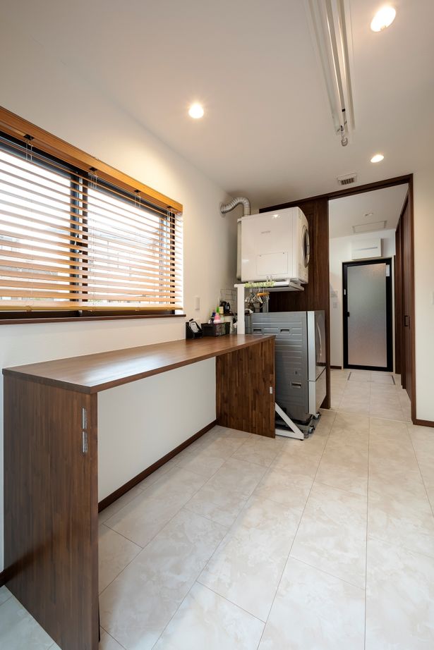 近藤建設 【4000万円～/40坪台/間取り図】ウッドデッキへ続く30畳超え吹き抜けLDK、一見平屋の2階建て片流れ屋根の家の建築実例画像7