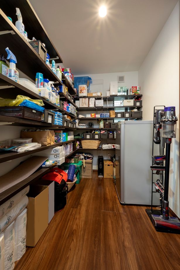 近藤建設 【4000万円～/40坪台/間取り図】ウッドデッキへ続く30畳超え吹き抜けLDK、一見平屋の2階建て片流れ屋根の家の建築実例画像8