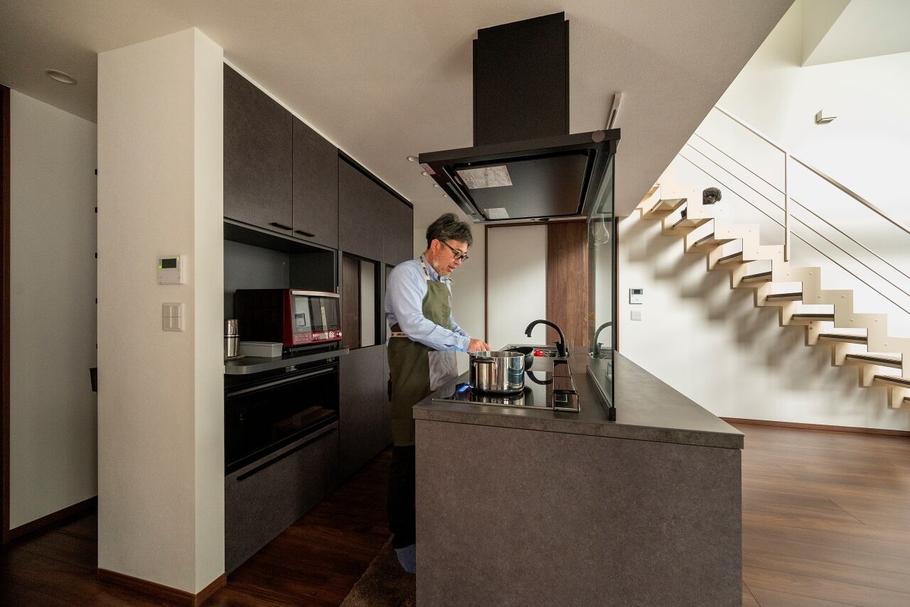 近藤建設 【4000万円～/40坪台/間取り図】ウッドデッキへ続く30畳超え吹き抜けLDK、一見平屋の2階建て片流れ屋根の家の建築実例画像9