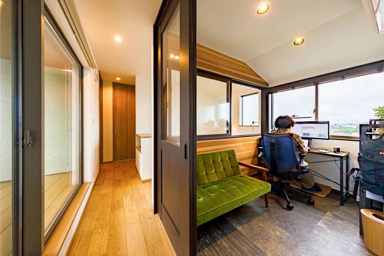 近藤建設 【1000万円台/30坪台/間取り図】白×木調の四角い外観、デザイン力とコスパにこだわった景色楽しむ高台の家の建築実例画像2