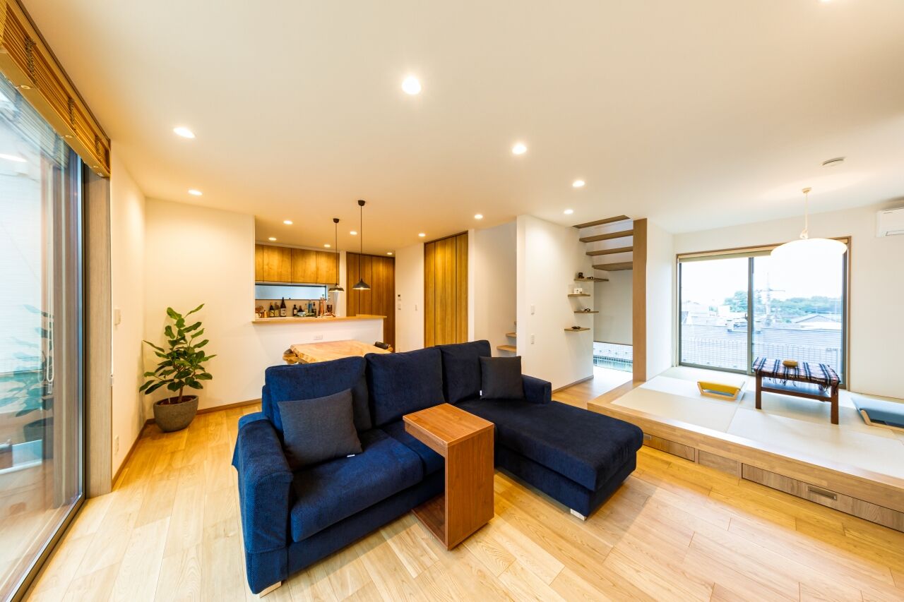 近藤建設 【1000万円台/30坪台/間取り図】白×木調の四角い外観、デザイン力とコスパにこだわった景色楽しむ高台の家の建築実例画像3