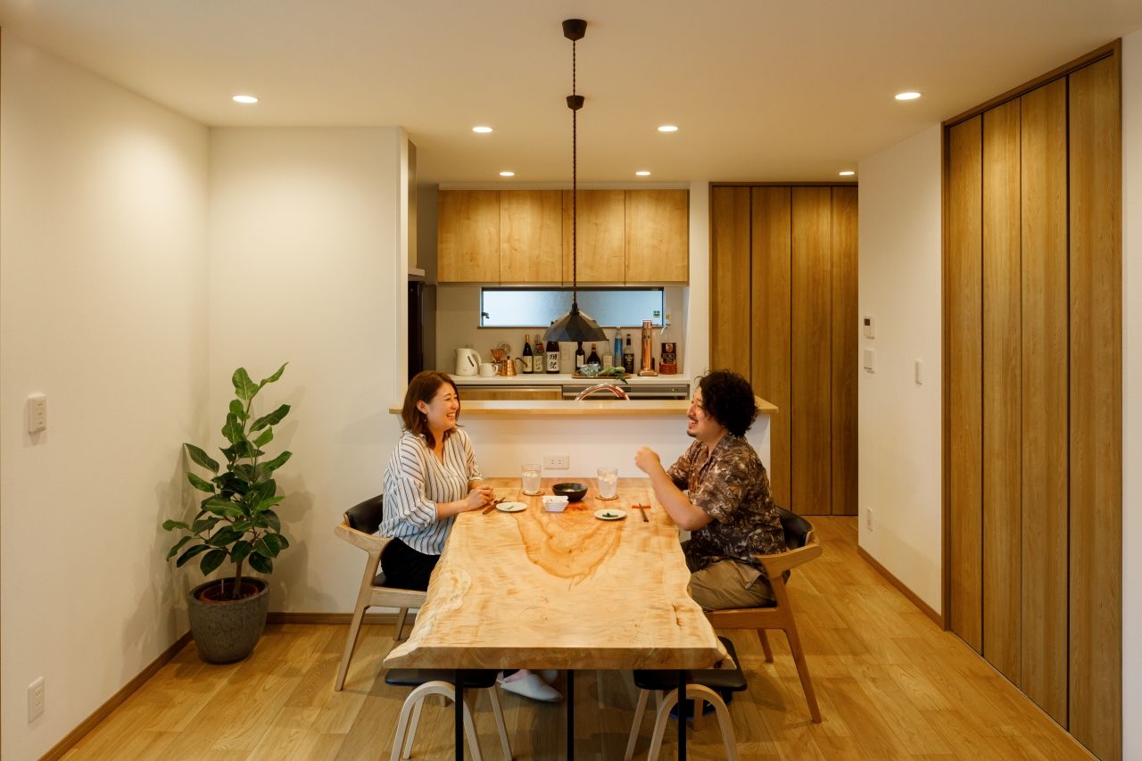 近藤建設 【1000万円台/30坪台/間取り図】白×木調の四角い外観、デザイン力とコスパにこだわった景色楽しむ高台の家の建築実例画像4