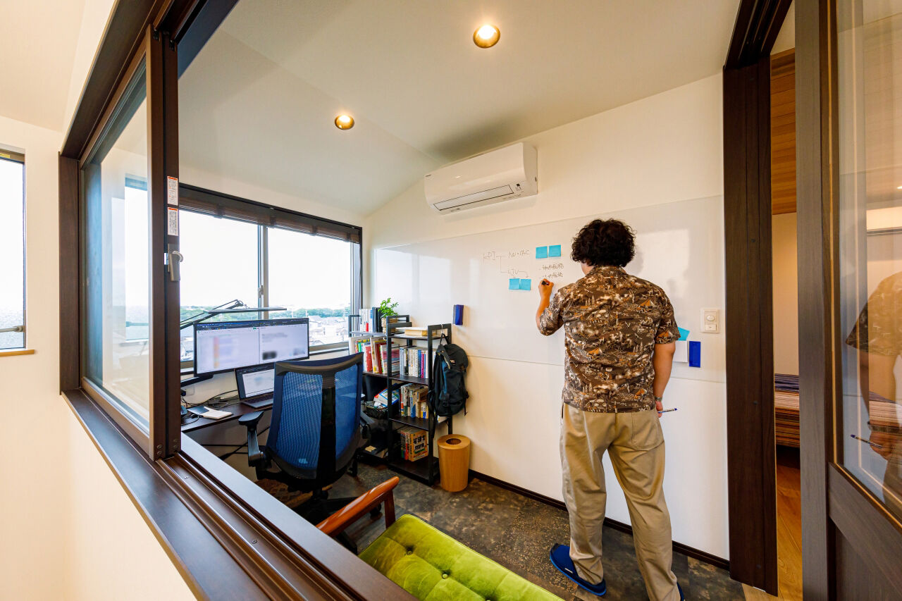 近藤建設 【1000万円台/30坪台/間取り図】白×木調の四角い外観、デザイン力とコスパにこだわった景色楽しむ高台の家の建築実例画像6