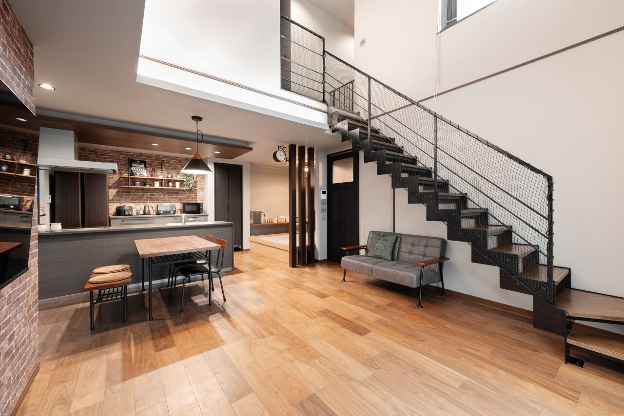 近藤建設 【2000万円台/30坪台/土間収納/屋上/間取り図】開放的な吹き抜けのおしゃれなブルックリンスタイルの家の建築実例画像2