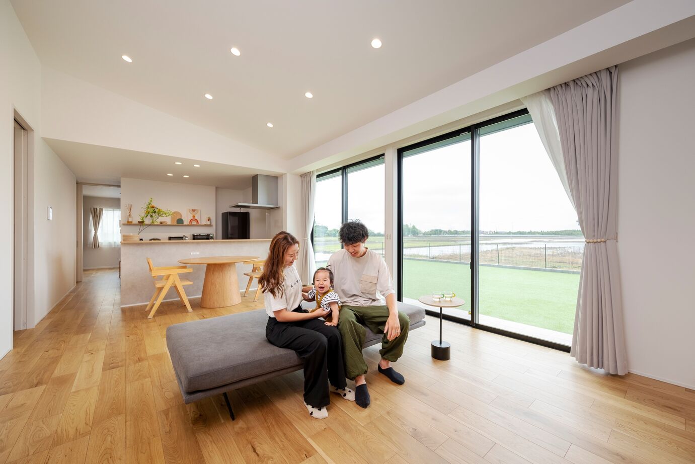 近藤建設 【平屋/2000万円台/30坪台/間取り図】黒×木目のモダンなカフェ風の家。綿密な収納＆動線計画で家事効率もUPの建築実例画像2