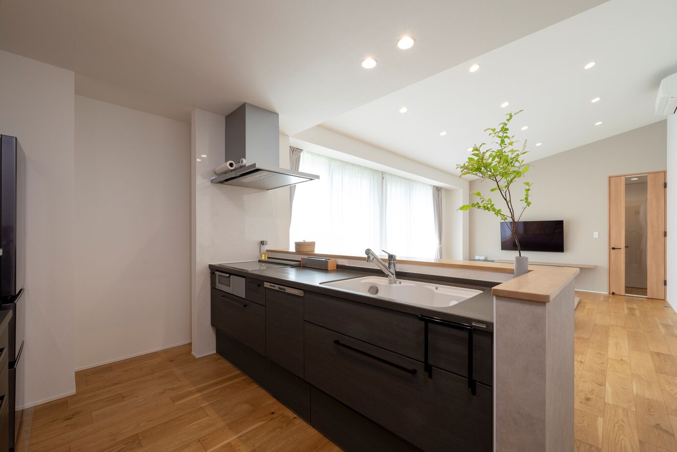 近藤建設 【平屋/2000万円台/30坪台/間取り図】黒×木目のモダンなカフェ風の家。綿密な収納＆動線計画で家事効率もUPの建築実例画像5