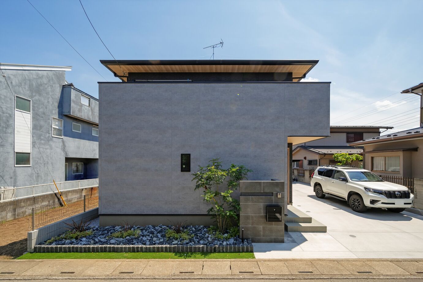 近藤建設 【2000万円台/30坪台/間取り図】思わず立ち止まるカッコよさ！開放感と快適動線を叶えたセンスあふれる家。の建築実例画像1