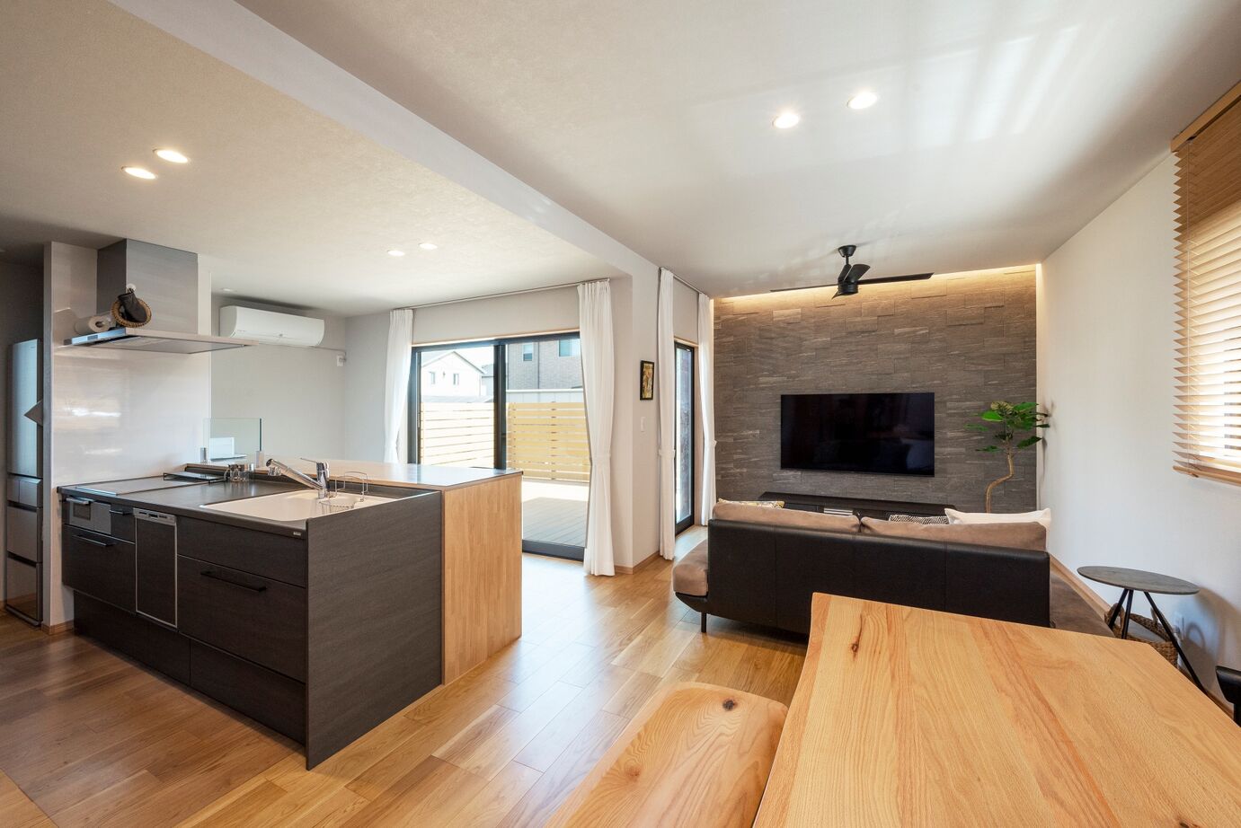 近藤建設 【2000万円台/30坪台/間取り図】思わず立ち止まるカッコよさ！開放感と快適動線を叶えたセンスあふれる家。の建築実例画像2