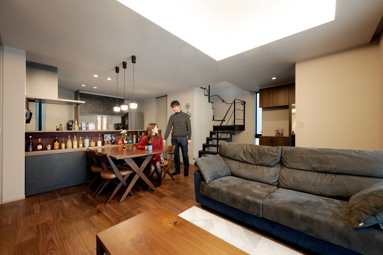 近藤建設 【2000万円台/20坪台】ホームバー風キッチンが暮らしの主役。自由設計で叶えた、シックな大人の開放空間の建築実例画像1