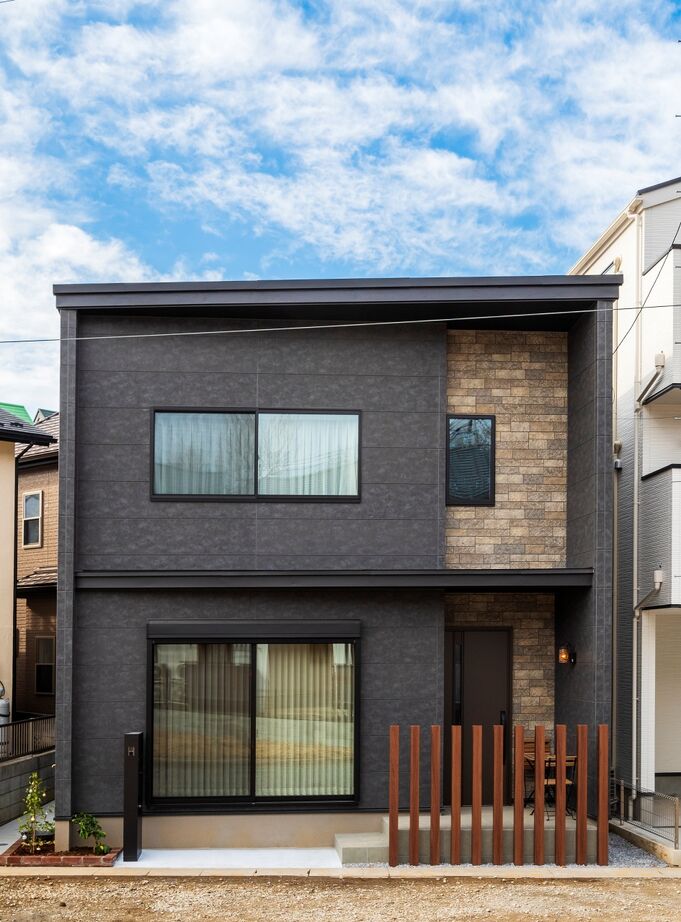 近藤建設 【2000万円台/20坪台】ホームバー風キッチンが暮らしの主役。自由設計で叶えた、シックな大人の開放空間の建築実例画像2