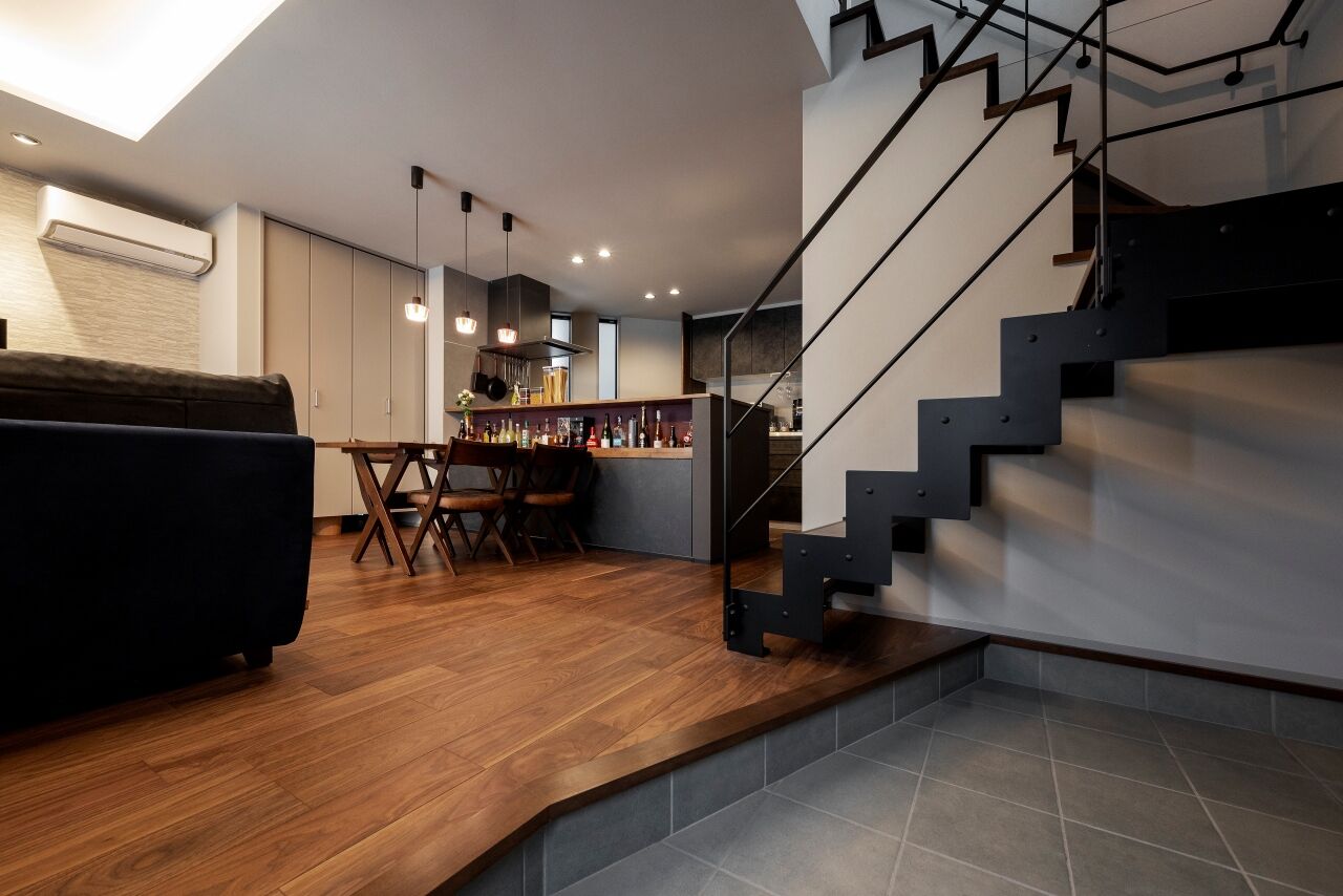 近藤建設 【2000万円台/20坪台】ホームバー風キッチンが暮らしの主役。自由設計で叶えた、シックな大人の開放空間の建築実例画像3