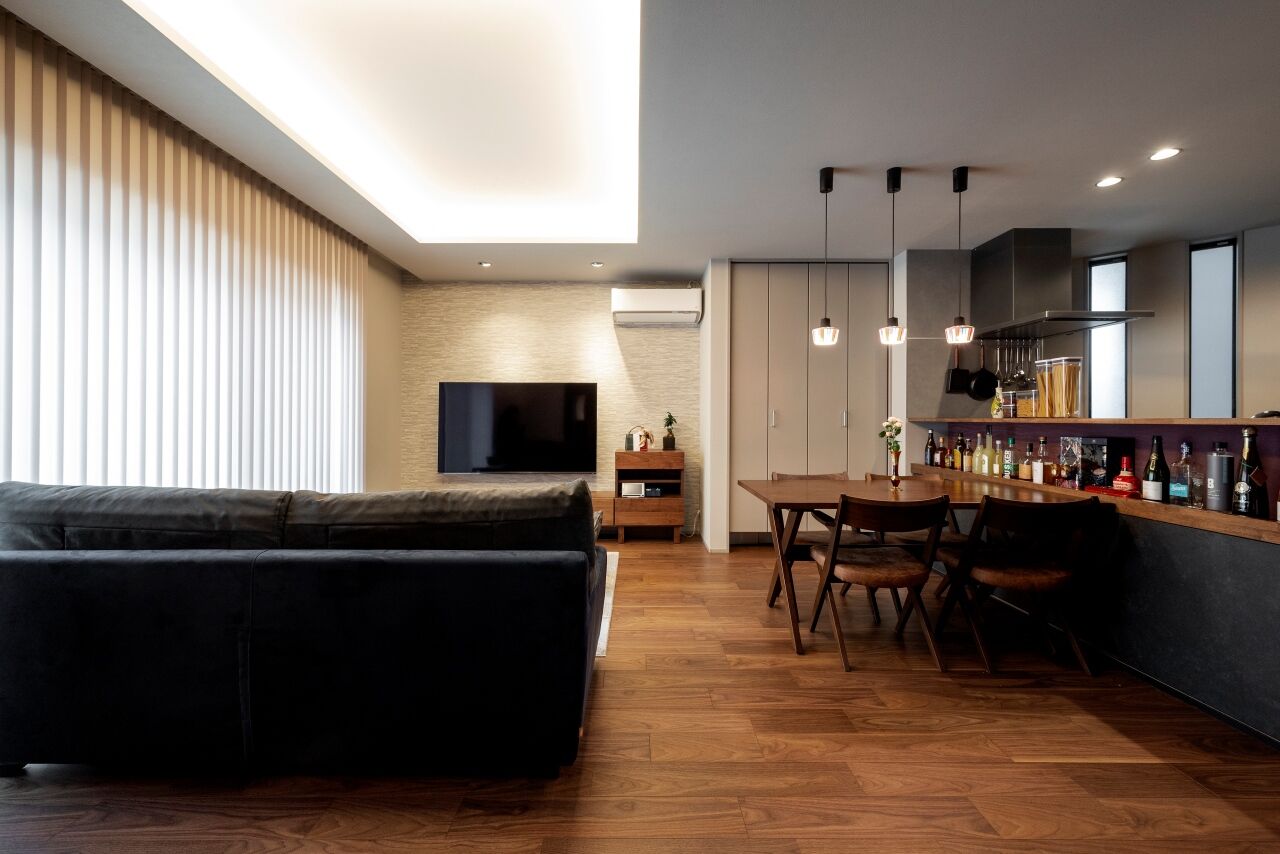 近藤建設 【2000万円台/20坪台】ホームバー風キッチンが暮らしの主役。自由設計で叶えた、シックな大人の開放空間の建築実例画像4