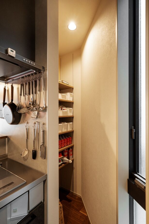 近藤建設 【2000万円台/20坪台】ホームバー風キッチンが暮らしの主役。自由設計で叶えた、シックな大人の開放空間の建築実例画像5