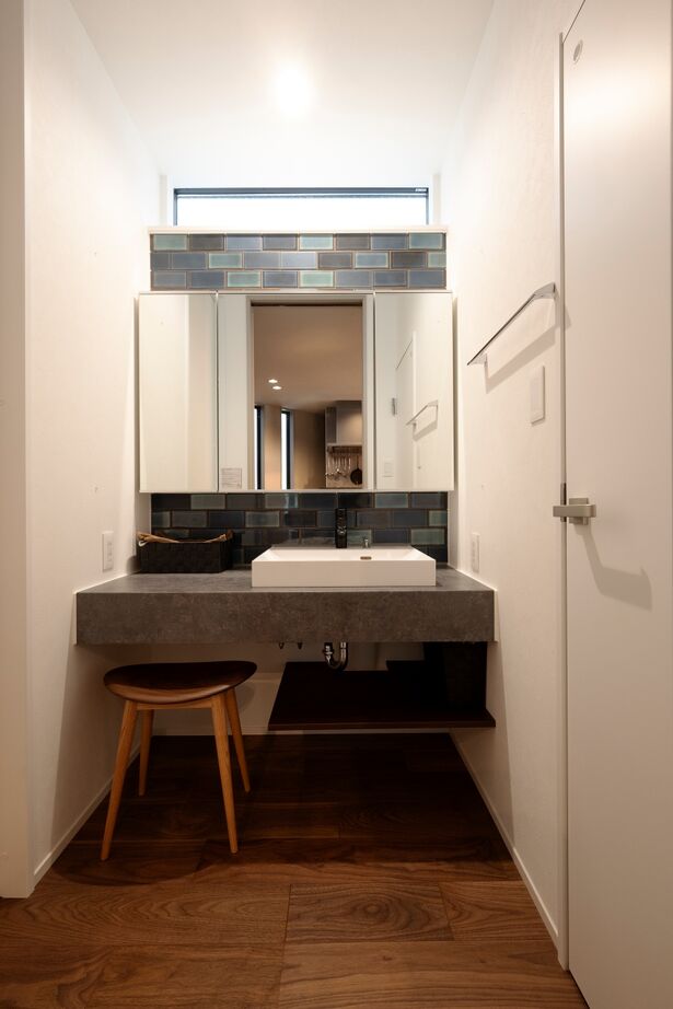 近藤建設 【2000万円台/20坪台】ホームバー風キッチンが暮らしの主役。自由設計で叶えた、シックな大人の開放空間の建築実例画像7